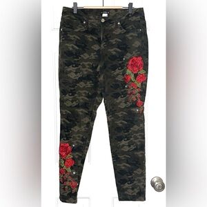 💋 VENUS - Embroidered Jeans
